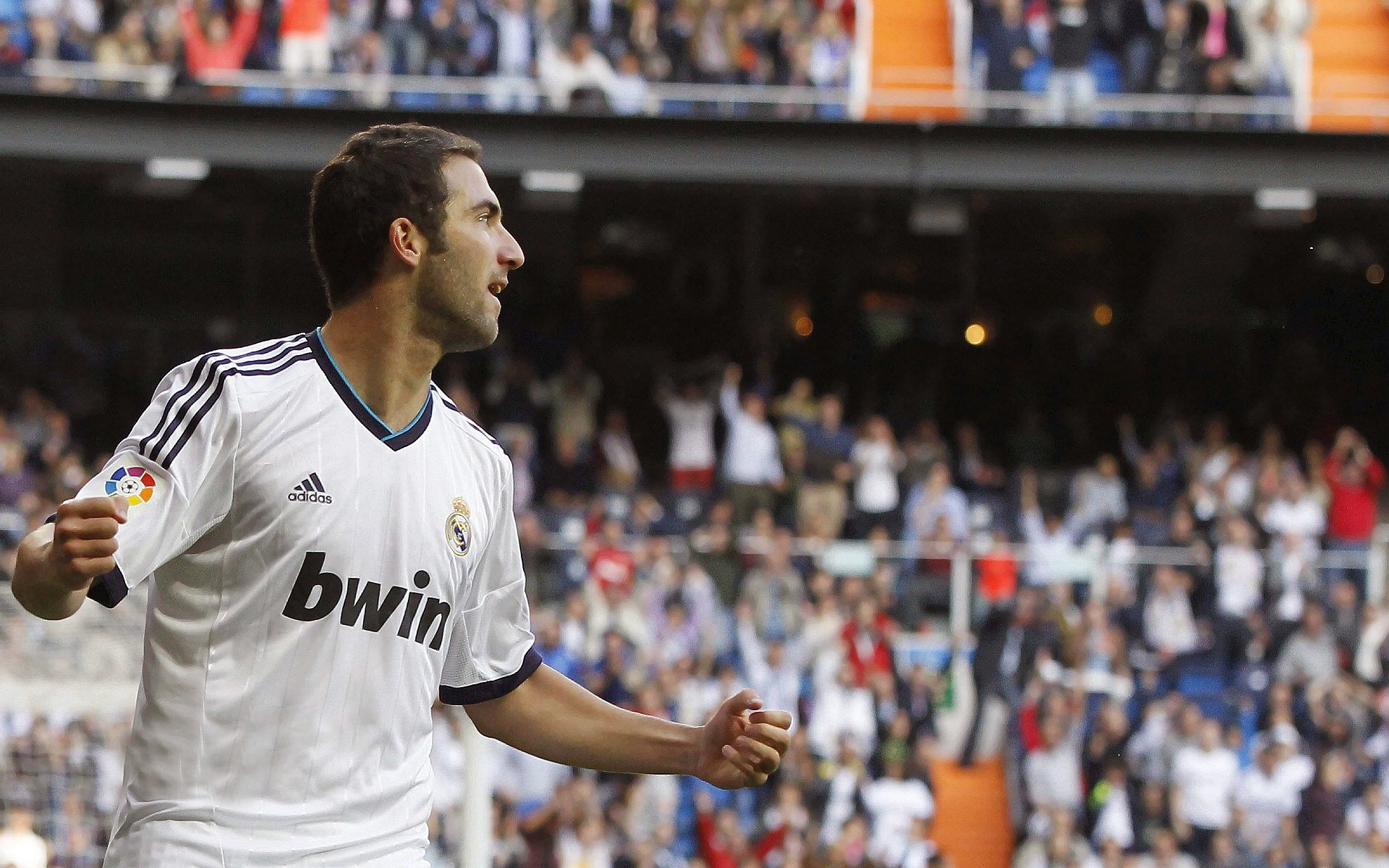 卡马文加连续得分撕裂防线,里昂主场大胜罗马晋级在望